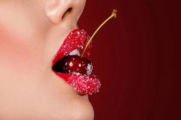 Bella Donna Con Labbra Zucchero Ciliegia Rossa Sfondo Colore Primo — Foto Stock