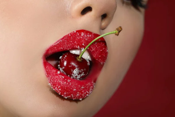 Gyönyörű Cukor Ajkak Cseresznye Piros Háttér Közelkép — Stock Fotó