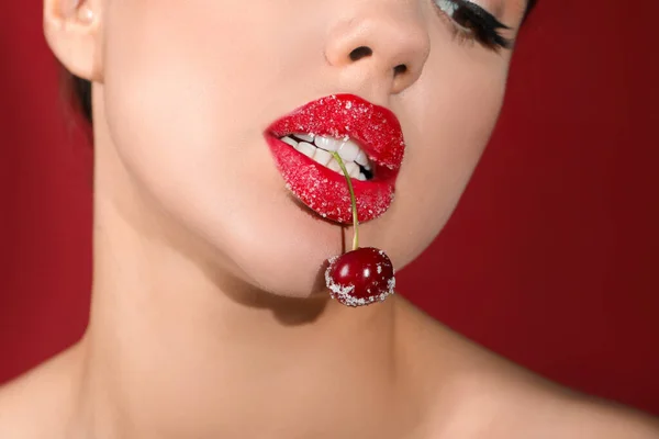Belle Femme Avec Des Lèvres Sucre Cerise Sur Fond Rouge — Photo