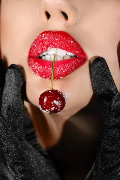 Belle Femme Avec Des Lèvres Sucre Cerise Sur Fond Rouge — Photo