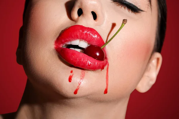 Piękna Kobieta Jedząca Wiśnie Czerwonym Tle Zbliżenie — Zdjęcie stockowe