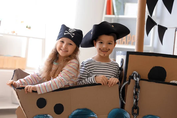 Lindos Pequeños Piratas Jugando Barco Cartón Casa —  Fotos de Stock
