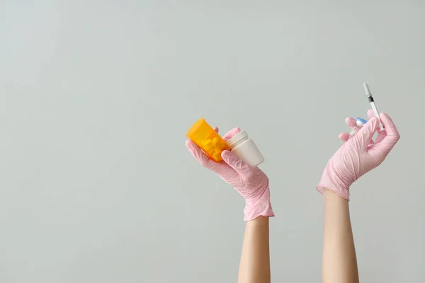Mãos Femininas Com Comprimidos Seringa Ampola Sobre Fundo Cinzento — Fotografia de Stock