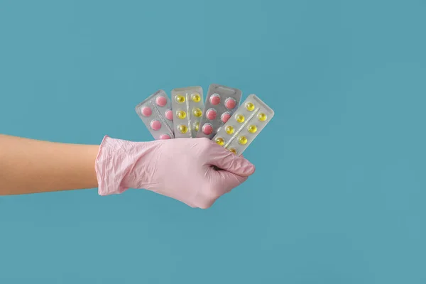 Vrouwelijke Doktershand Met Pillen Blisterverpakkingen Blauwe Achtergrond — Stockfoto