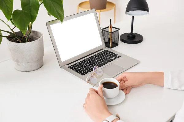 女性的手 白桌前拿着咖啡和笔记本电脑 — 图库照片