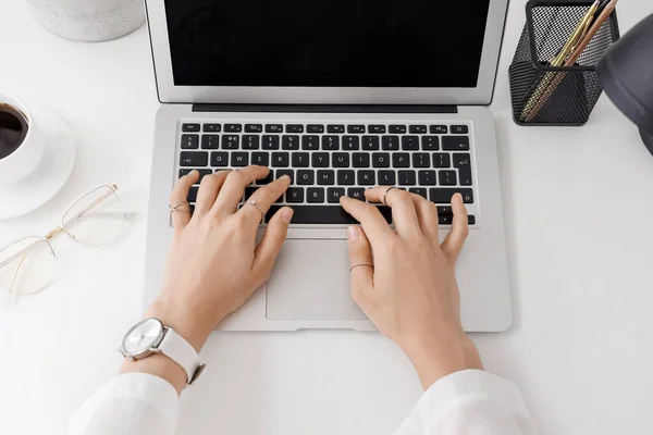 Mãos Femininas Digitando Teclado Laptop Mesa Branca Com Xícara Café — Fotografia de Stock