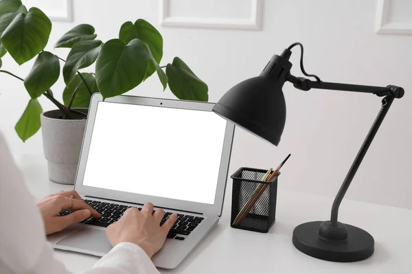 Mulher Trabalhando Laptop Mesa Branca Com Lâmpada Mesa Planta Sala — Fotografia de Stock