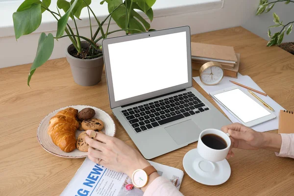 Woman Working Table Laptop Cup Coffee Snacks Newspaper — Stock Photo, Image