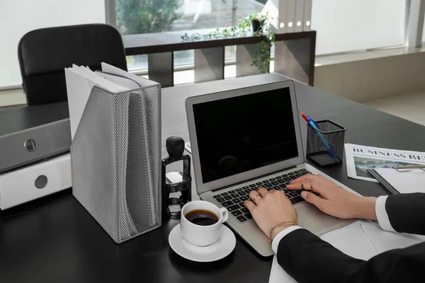 Üzletasszony Dolgozik Laptop Csésze Kávé Fekete Asztal Irodában — Stock Fotó