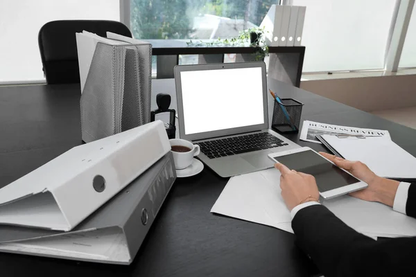 Бизнесмен Работающая Планшетным Компьютером Ноутбуком Черным Столом Офисе — стоковое фото