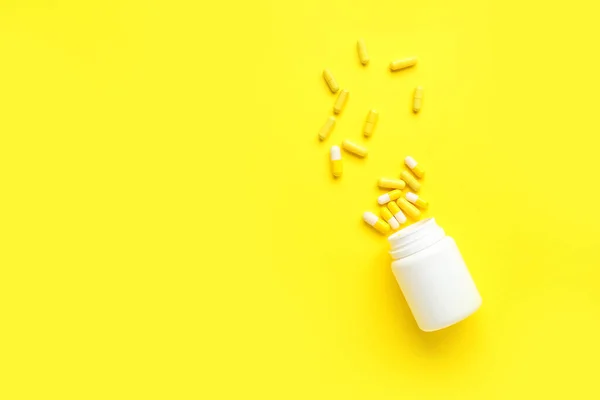 Píldoras Botella Volcada Sobre Fondo Amarillo — Foto de Stock