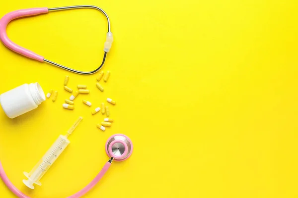 Stetoskop Tabletki Strzykawka Żółtym Tle — Zdjęcie stockowe