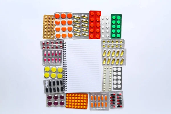 Különböző Tabletták Buborékcsomagolásban Notebook Fehér Alapon — Stock Fotó