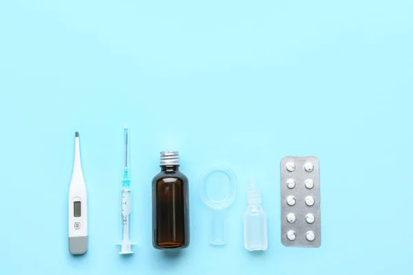 Digitales Thermometer Spritze Und Medizin Auf Blauem Hintergrund — Stockfoto