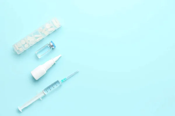 Spritze Nasenspray Ampulle Und Pillen Auf Blauem Hintergrund — Stockfoto