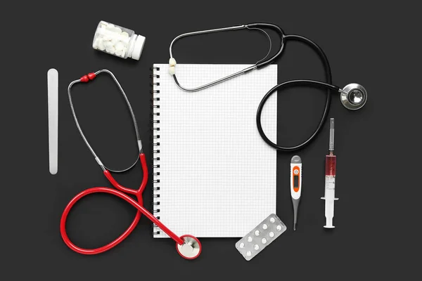 Skład Notebooka Stetoskopów Pigułek Czarnym Tle — Zdjęcie stockowe