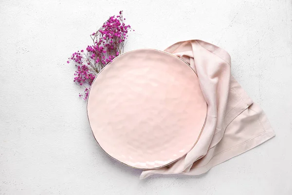 洁白的餐桌上放有吉普赛花和餐巾的干净盘子 — 图库照片