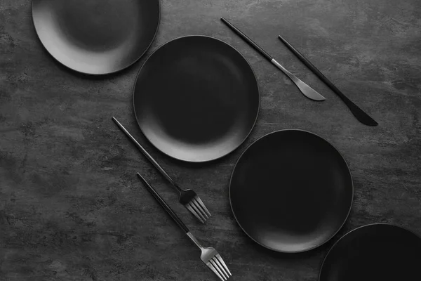 Set Clean Plates Cutlery Black Grunge Table — Stock Photo, Image