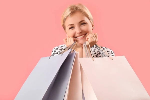 Happy Mooie Jonge Vrouw Met Boodschappentassen Roze Achtergrond — Stockfoto