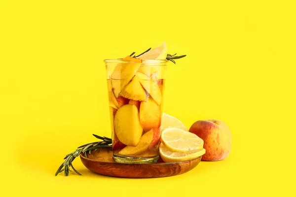 Holzteller Mit Glas Frischer Pfirsich Limonade Und Rosmarin Auf Gelbem — Stockfoto