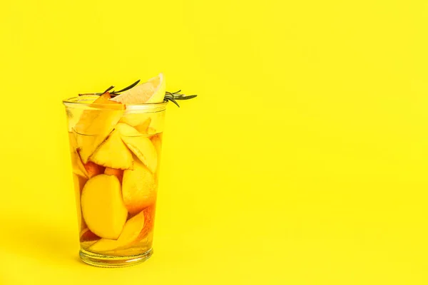 Egy Pohár Friss Őszibarack Limonádé Rozmaringgal Sárga Alapon — Stock Fotó