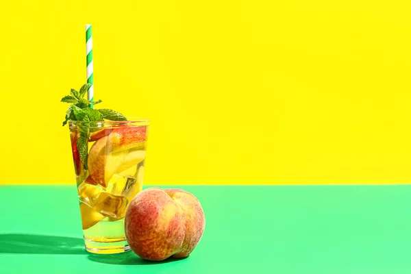 Renkli Arkaplanlı Bir Bardak Taze Şeftalili Limonata — Stok fotoğraf