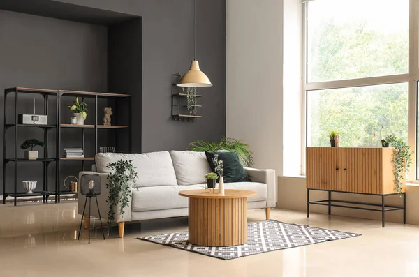 现代客厅内饰舒适的灰色沙发和木制咖啡桌 — 图库照片
