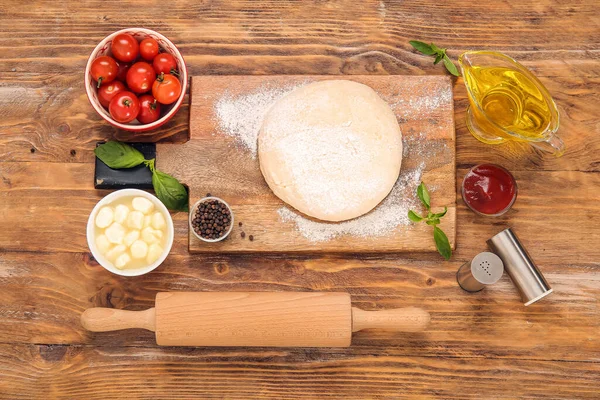 Board Raw Dough Ingredients Preparing Pizza Wooden Background — Stock Photo, Image