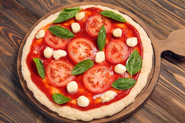 Tabuleiro Massa Pizza Com Molho Tomate Ingredientes Sobre Fundo Madeira — Fotografia de Stock