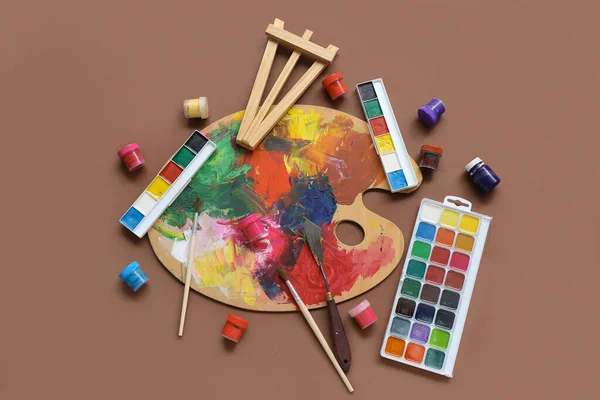Composition Palette Brushes Paints Brown Background — Stock Photo, Image