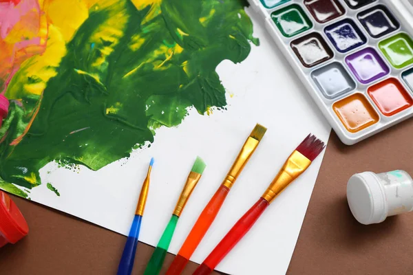 Farby Pędzle Kolorowe Malowanie Brązowym Tle Zbliżenie — Zdjęcie stockowe