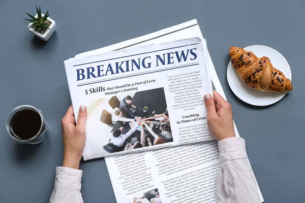 Woman Reading Newspaper Coffee Croissant Grey Background — Stock Photo, Image