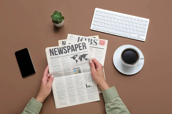 Vrouw Die Krant Leest Het Werk Met Koffie Mobiele Telefoon — Stockfoto
