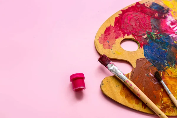 Ecsetek Paletta Festékek Rózsaszín Háttér Közelkép — Stock Fotó