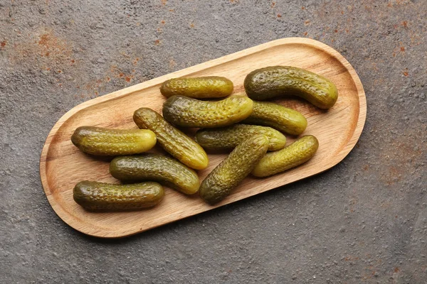 Wooden Board Pickled Cucumbers Dark Background — Stock Photo, Image