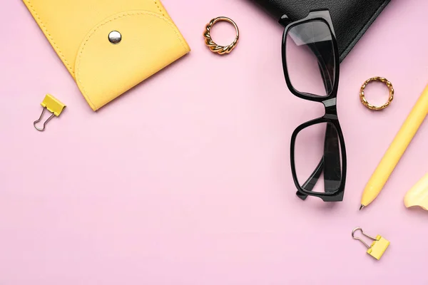 Óculos Elegantes Com Artigos Papelaria Anéis Sobre Fundo Rosa — Fotografia de Stock