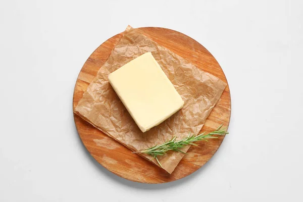 Placa Madeira Com Manteiga Fresca Alecrim Sobre Fundo Branco — Fotografia de Stock