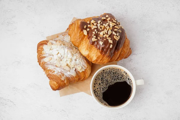 Různé Sladké Croissanty Šálek Kávy Bílém Pozadí — Stock fotografie