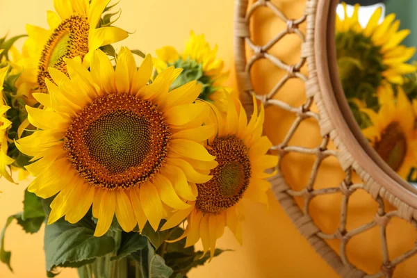 部屋のオレンジの壁に掛かっている美しい日光の花と鏡の花束 クローズアップ — ストック写真