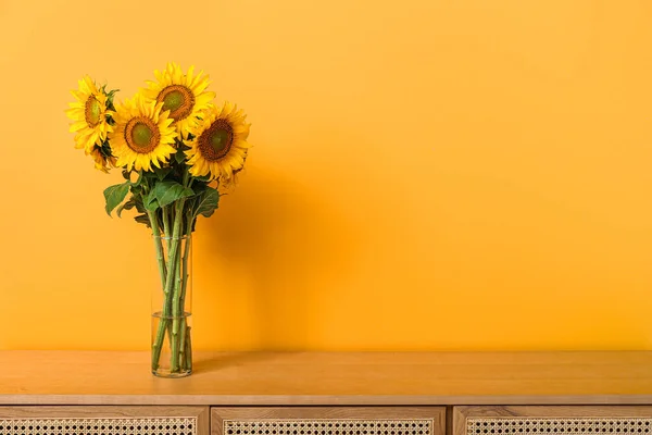 Turuncu Duvarın Yanındaki Masada Güzel Ayçiçekleri Olan Vazo — Stok fotoğraf