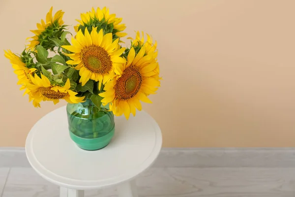 Váza Krásnými Slunečnice Stole Blízkosti Béžové Stěny Pokoji Detailní Záběr — Stock fotografie