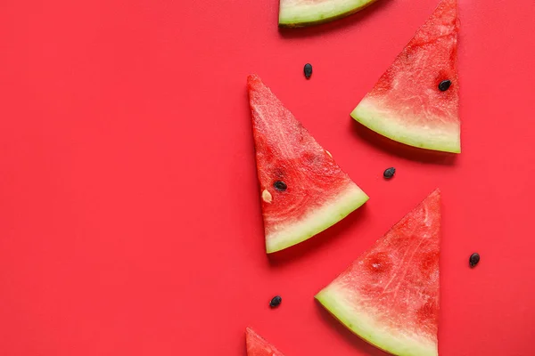 Samenstelling Met Stukjes Rijpe Watermeloen Rode Achtergrond — Stockfoto