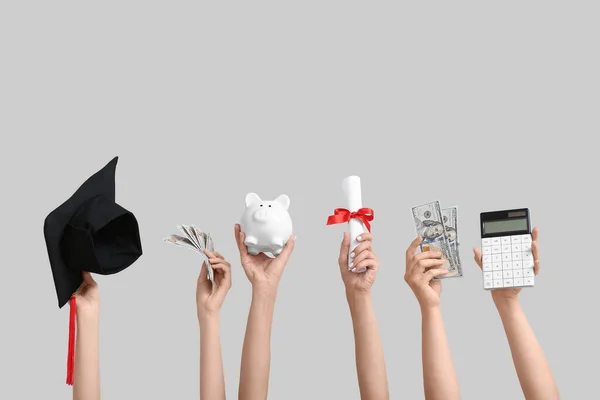 Γυναικεία Χέρια Κρατώντας Κουμπαράς Καπέλο Αποφοίτησης Δίπλωμα Και Χρήματα Γκρι — Φωτογραφία Αρχείου