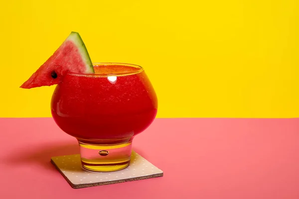 Glas Leckerer Wassermelonensaft Auf Buntem Hintergrund — Stockfoto