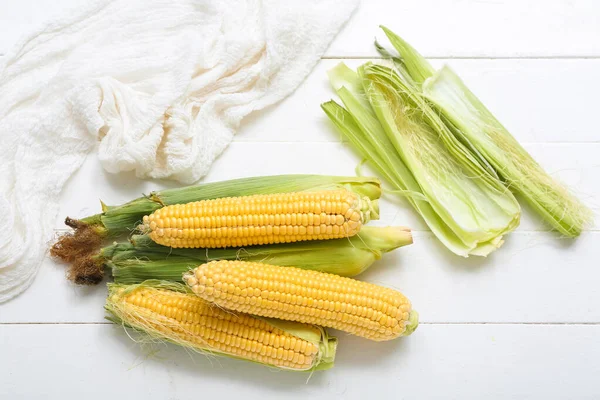 Fresh Corn Cobs White Table — Stockfoto