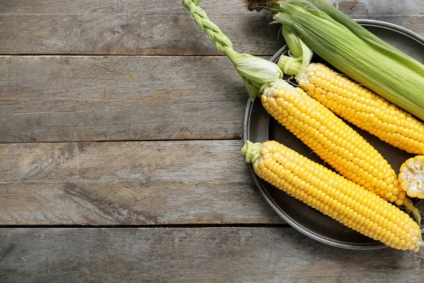 Plate Fresh Corn Cobs Grey Wooden Table — Stock Photo, Image