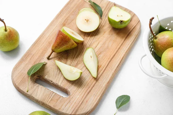 Wooden Cutting Board Sliced Pears White Table — Stock Photo, Image