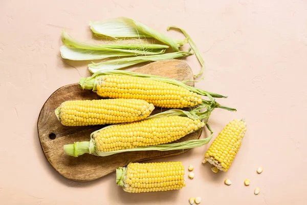 Wooden Board Fresh Corn Cobs Beige Table — Stock Photo, Image