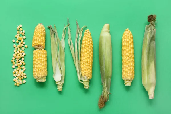 Świeże Kolby Kukurydzy Ziarna Zielonym Tle — Zdjęcie stockowe