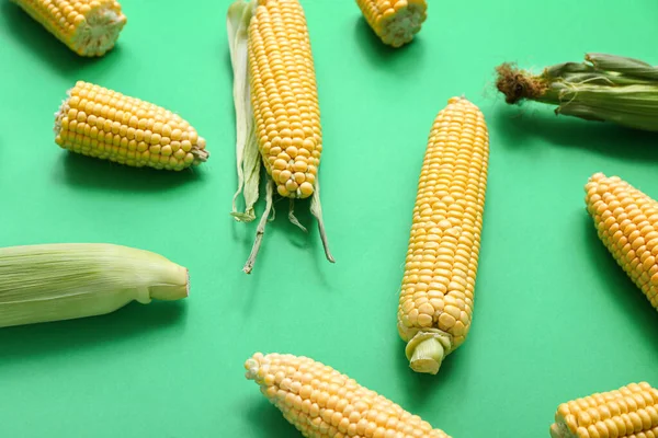 Свіжі Кукурудзяні Цицьки Лушпинням Зеленому Фоні — стокове фото